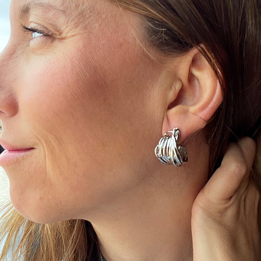 Pendientes Miranda puestos en la oreja, aros de plata de ley 925 con diseño de alambre