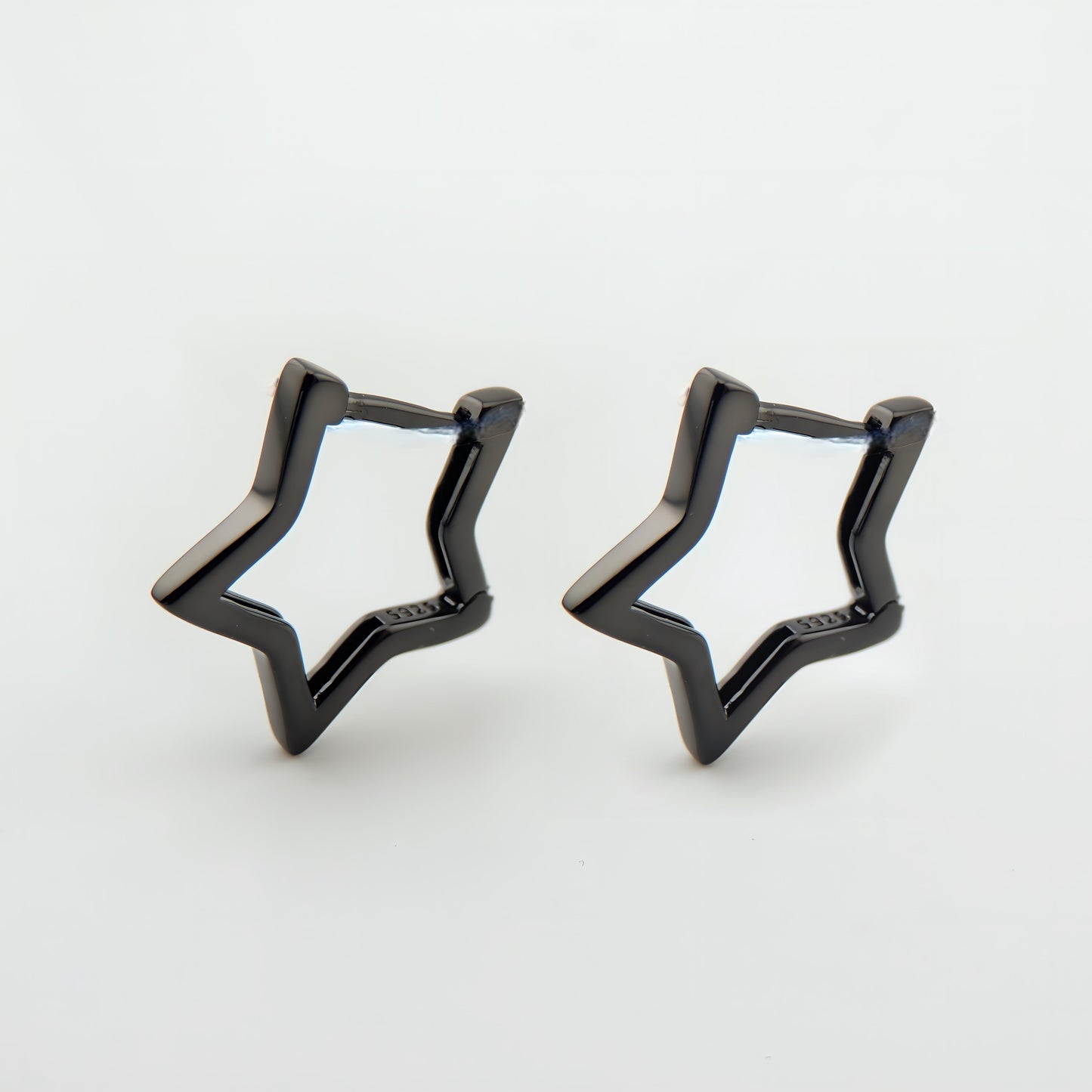 PENDIENTES MIRIAM. Pendientes de plata de ley 925 con forma de estrella en color negro