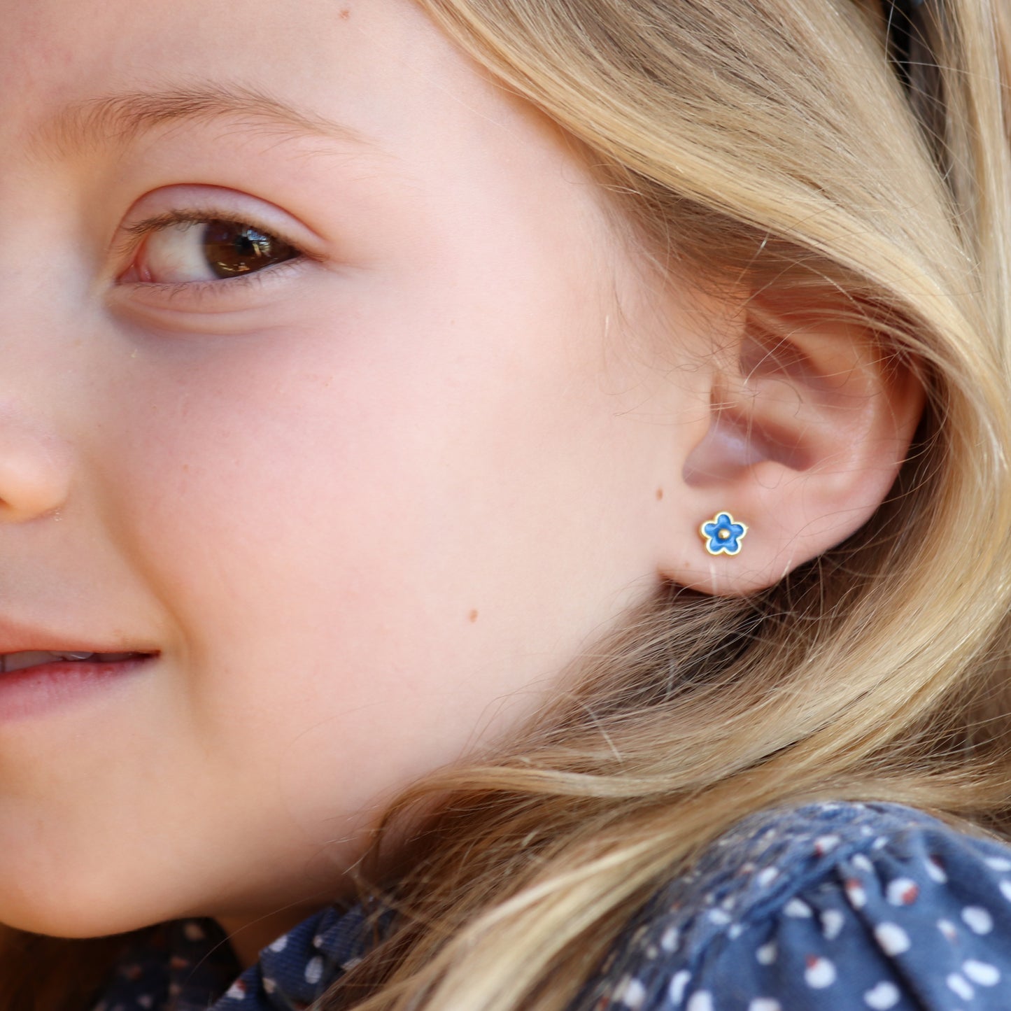 PENDIENTES NADIA. Pendiente de Plata de Ley 925 con forma de margarita esmaltada en color azul