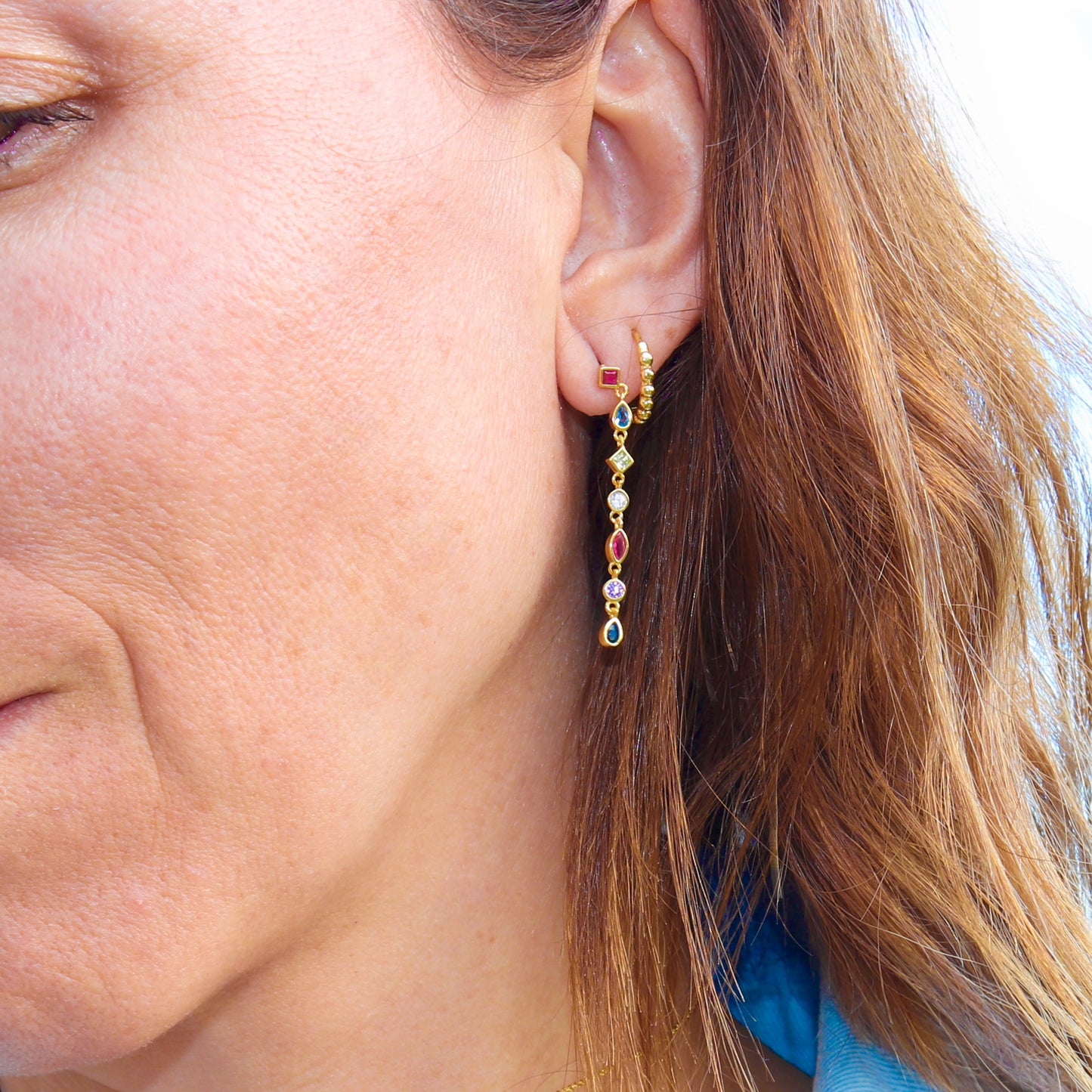 PENDIENTES ONA. Pendientes de cadena con formas de gota en Plata de Ley 925 bañados en oro de 18K/platino con circonitas multicolor.