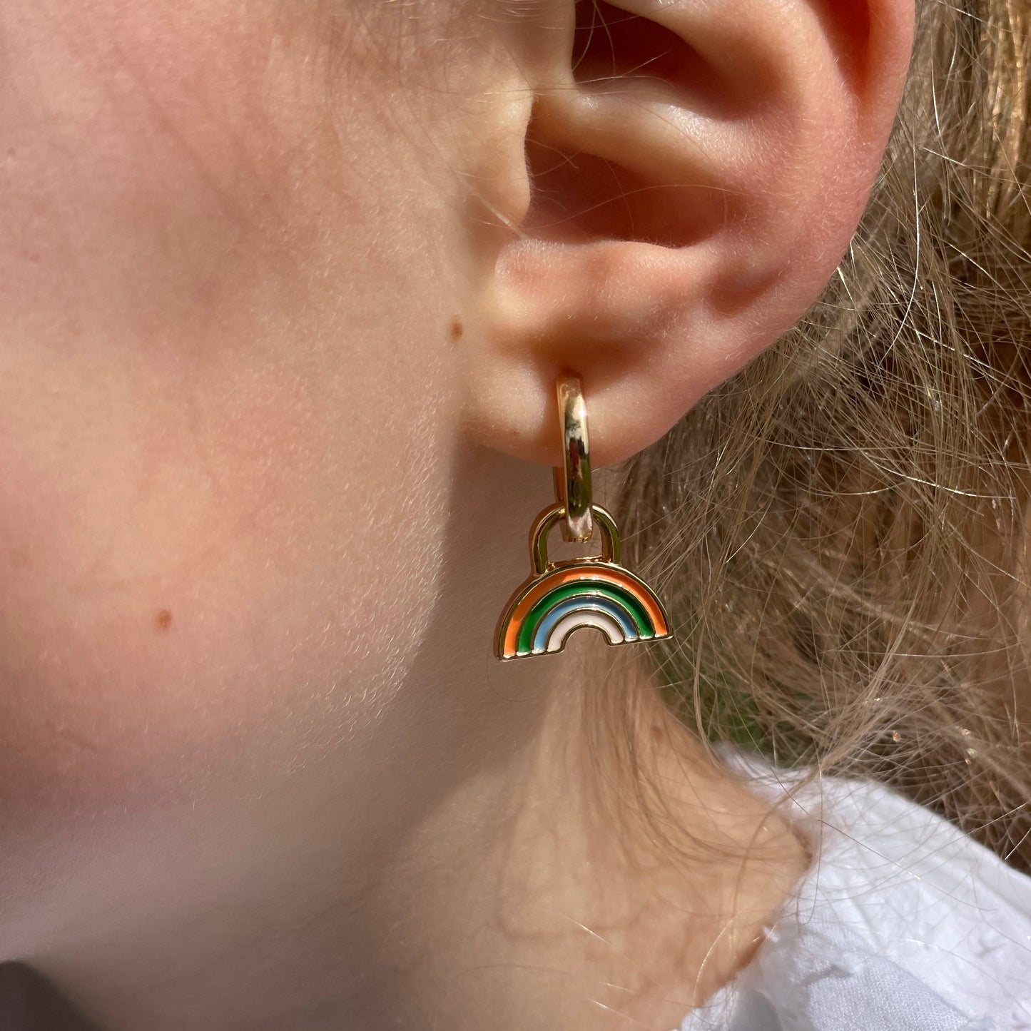 PENDIENTES PAZ. Aros de cobre bañado en oro de 18k con colgante de arcoíris ideales para niñas