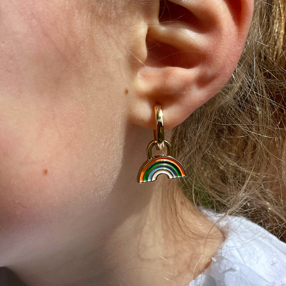 PENDIENTES PAZ. Aros de cobre bañado en oro de 18k con colgante de arcoíris ideales para niñas