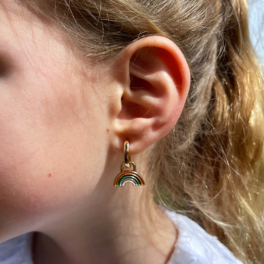 PENDIENTES PAZ. Aros de cobre bañado en oro de 18k con colgante de arcoíris ideales para niñas