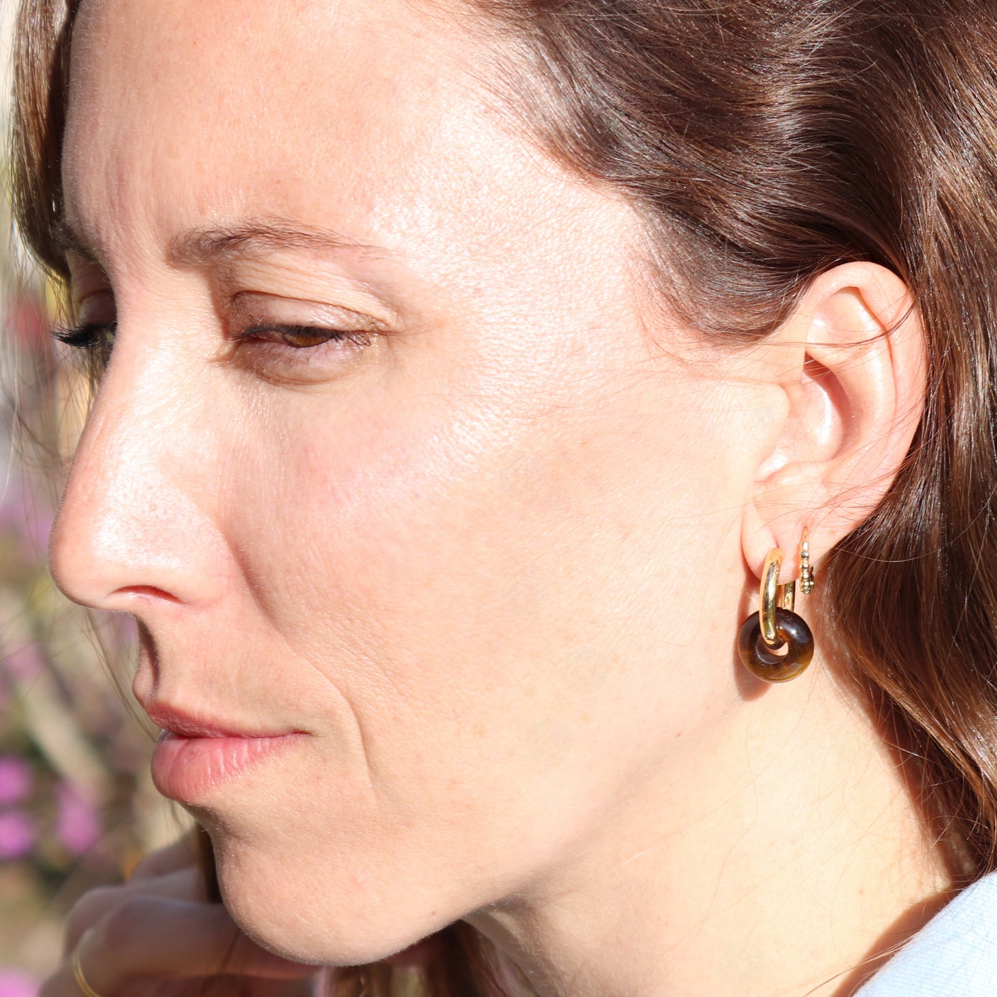 PENDIENTES PIA. Aros de cobre bañados en oro de 18k y colgante de piedra natural marrón