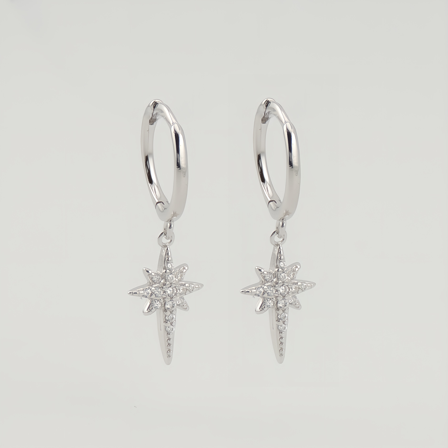 PENDIENTES SARA. Aros de Plata de Ley 925 con colgante de estrella de 8 puntas e incrustaciones de circonitas blancas