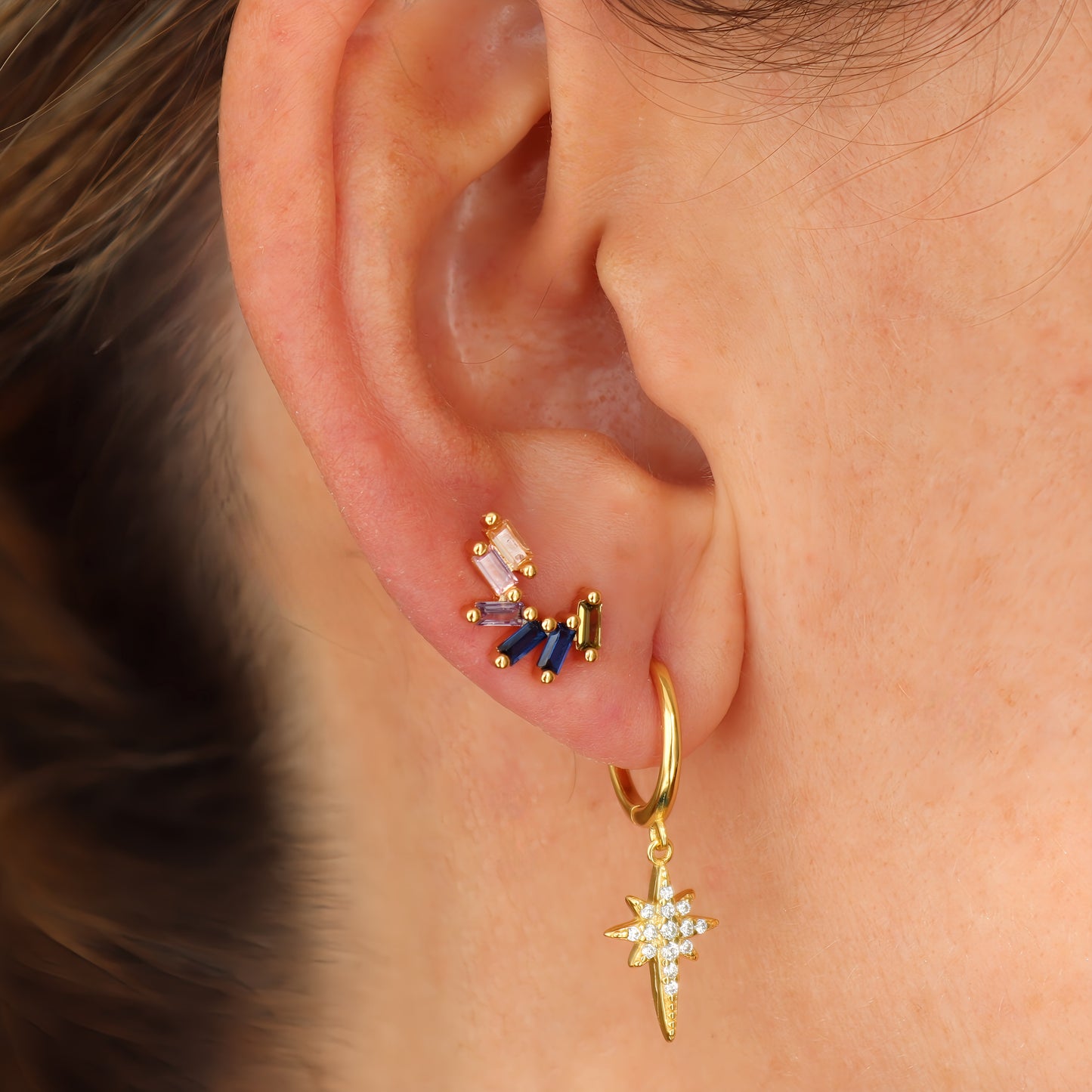 PENDIENTE TELMA. Pendiente suelto trepador en Plata de Ley 925 bañada en oro con circonitas multicolor