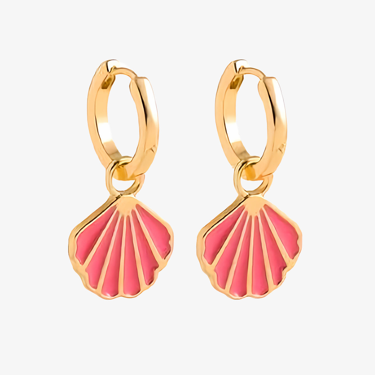 PENDIENTES VEGA. Aros de cobre bañado en oro de 18k con colgante de concha rosa ideales para niñas
