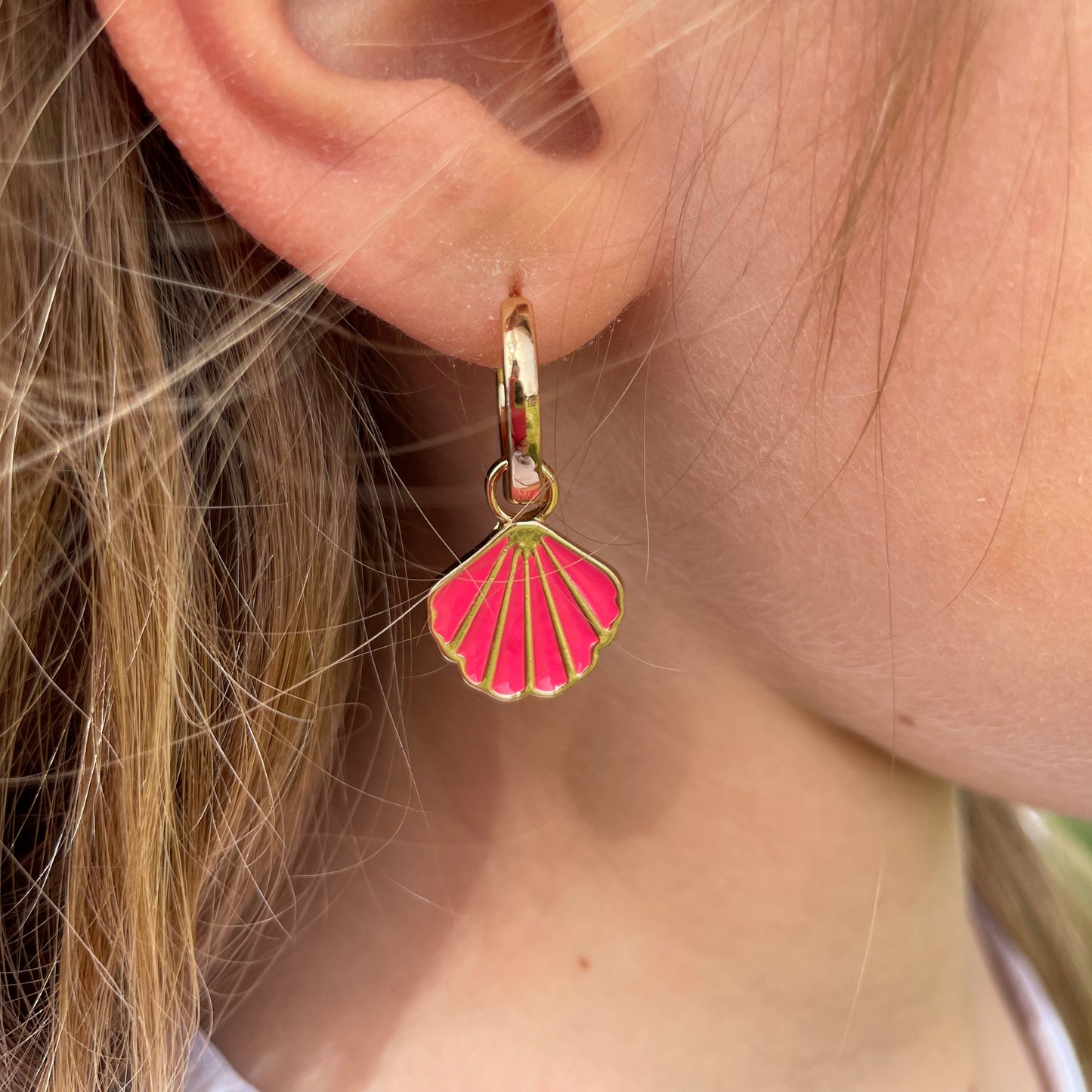 PENDIENTES VEGA. Aros de cobre bañado en oro de 18k con colgante de concha rosa ideales para niñas