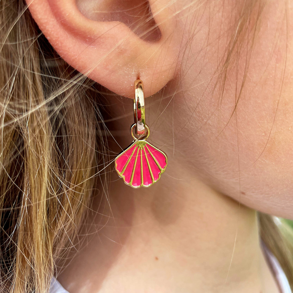 PENDIENTES VEGA. Aros de cobre bañado en oro de 18k con colgante de concha rosa ideales para niñas