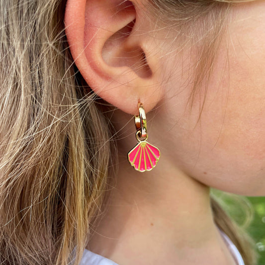 PENDIENTES VEGA. Aros de cobre bañado en oro de 18k con colgante de concha rosa ideales para niñas