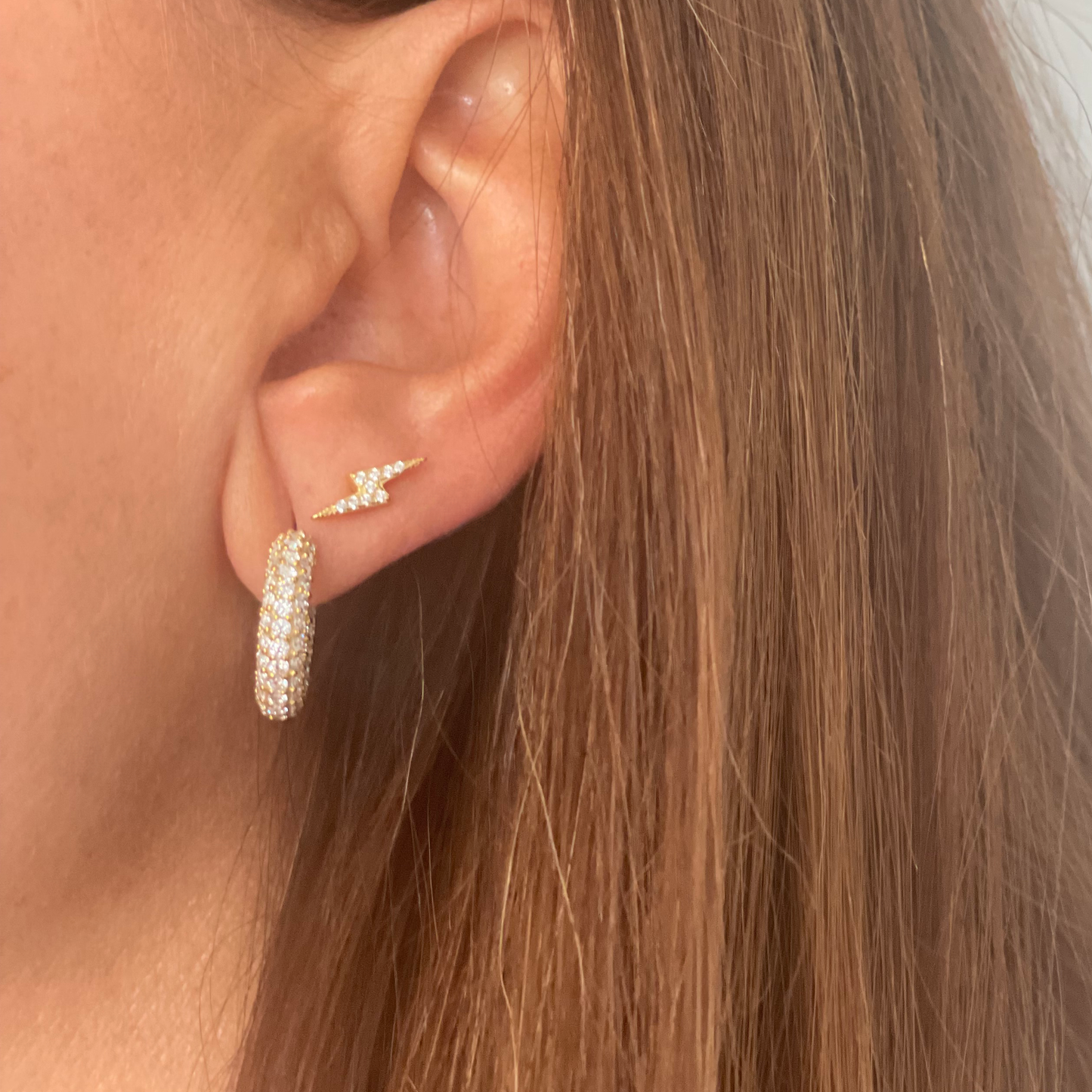 PENDIENTES ADA. Aros en Plata de Ley 925 bañada en oro de 18K con circonitas blancas