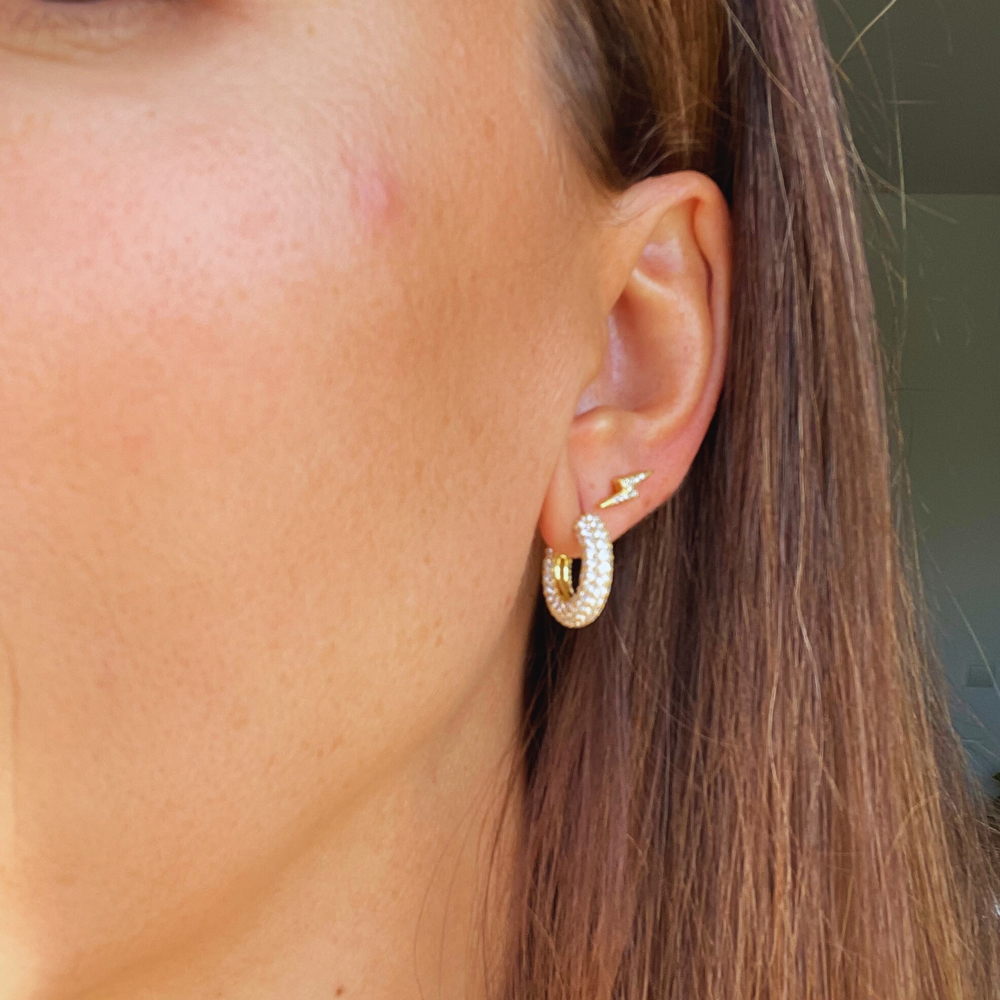 PENDIENTES ADA. Aros en Plata de Ley 925 bañada en oro de 18K con circonitas blancas