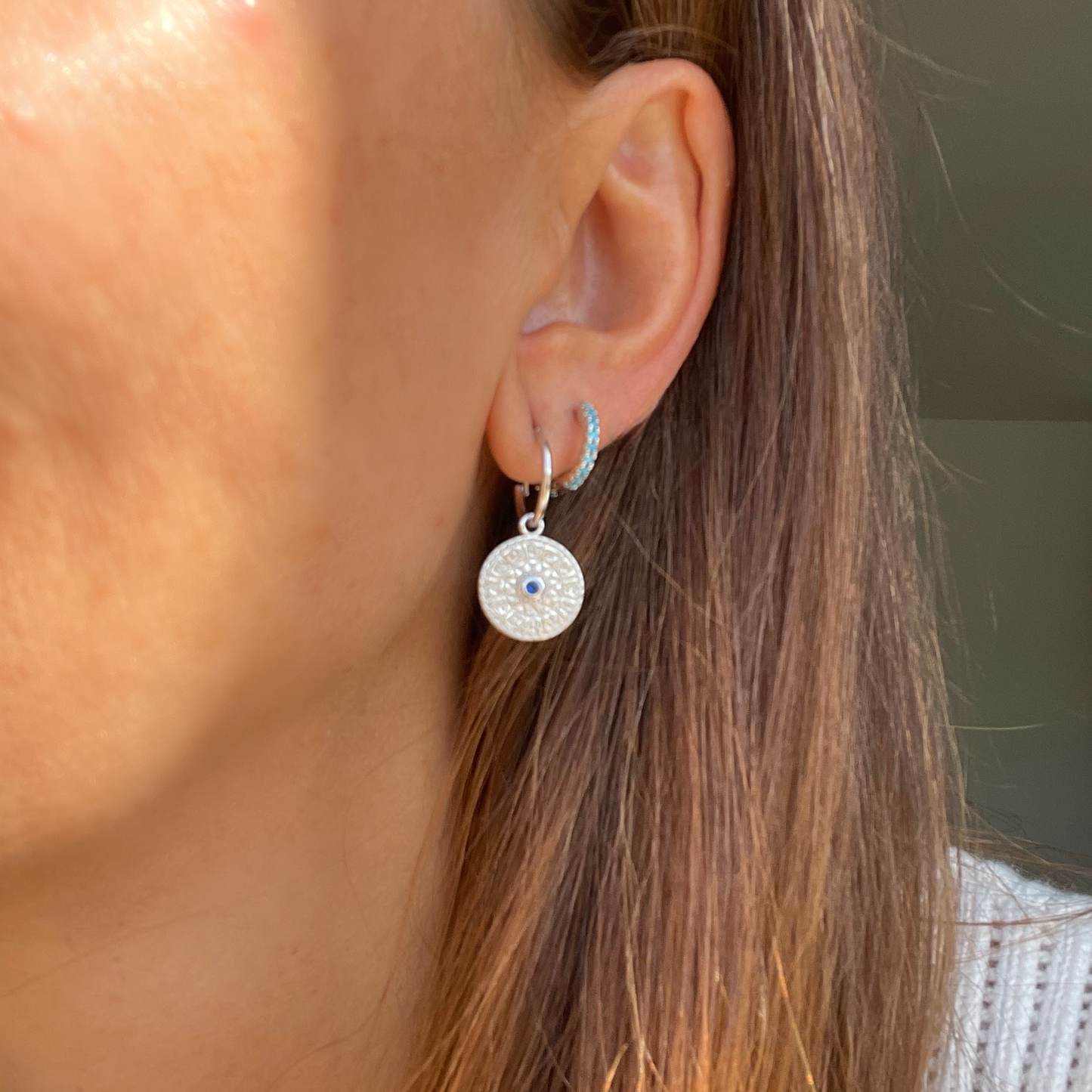 PENDIENTES CATALINA. Aros en Plata de Ley 925 con medalla