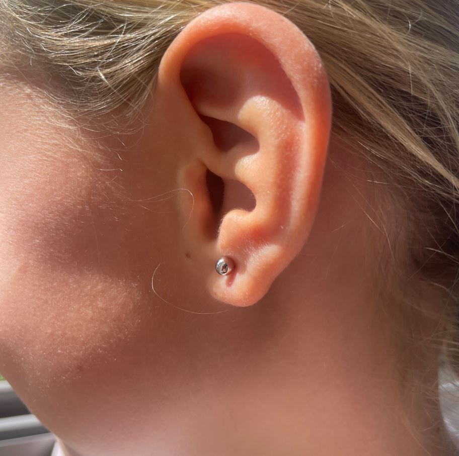 PENDIENTES CLAUDIA. Pendientes en Plata de Ley 925 con cierre de tuerca en forma de bola