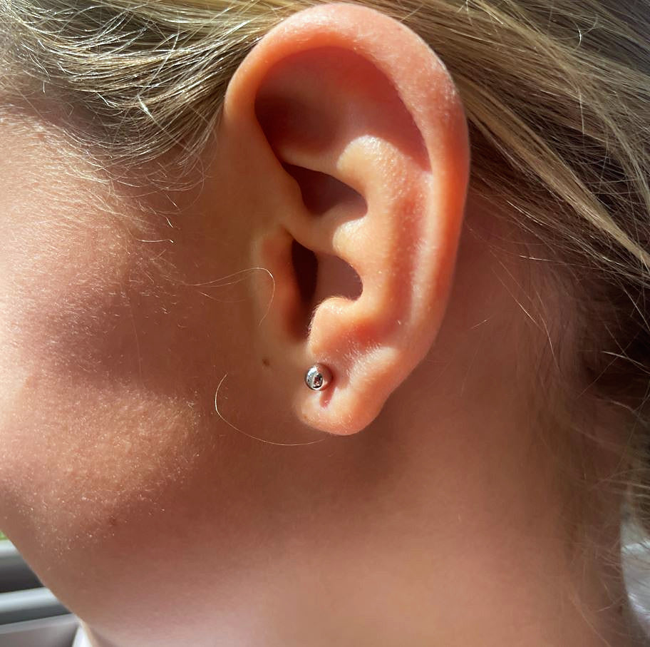 PENDIENTES CLAUDIA. Pendientes en Plata de Ley 925 con cierre de tuerca en forma de bola