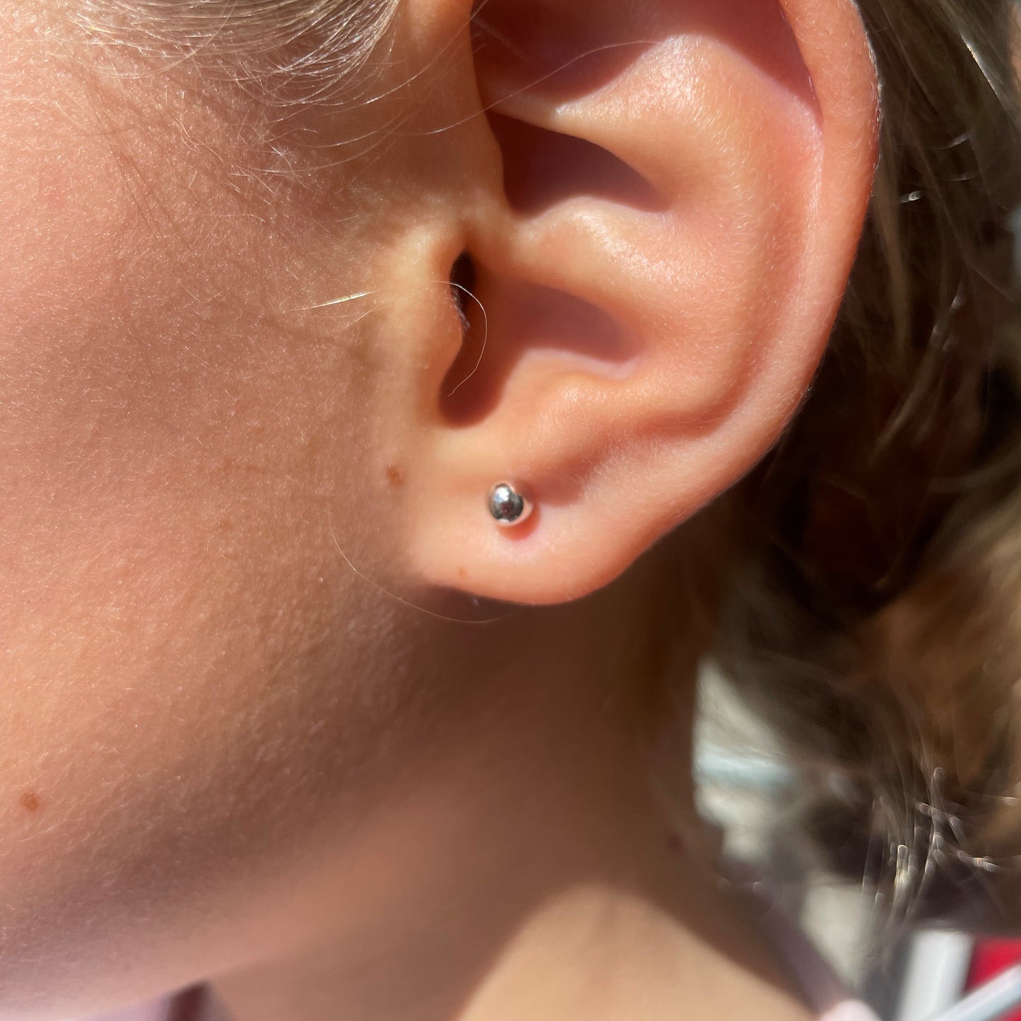 PENDIENTES CLAUDIA. Pendientes en Plata de Ley 925 con cierre de tuerca en forma de bola