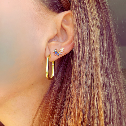 Pendientes Fabia puestos en la oreja, aros rectangulares bañados en oro de 18K