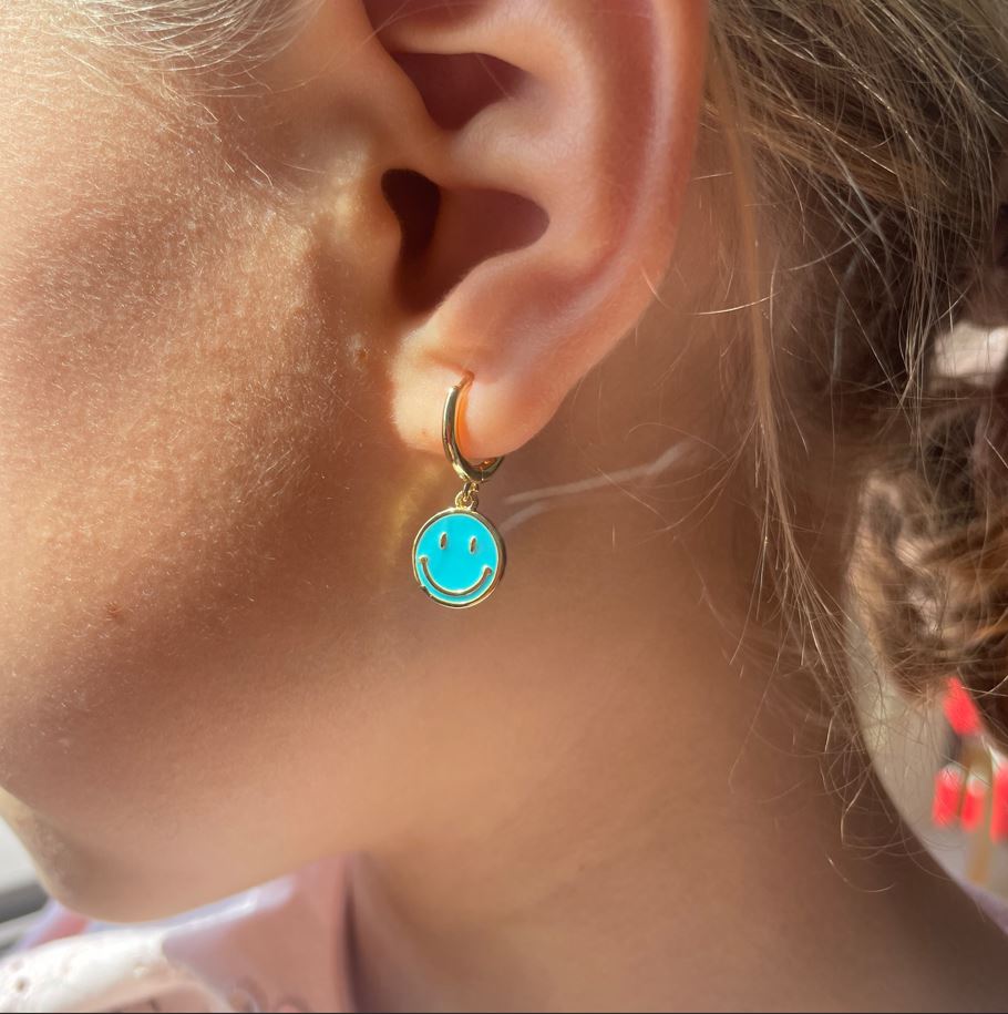 PENDIENTES PAULA. Aros de cobre bañado en oro de 18k con colgante de happy face turquesa ideales para niñas