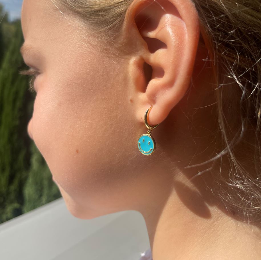 PENDIENTES PAULA. Aros de cobre bañado en oro de 18k con colgante de happy face turquesa ideales para niñas