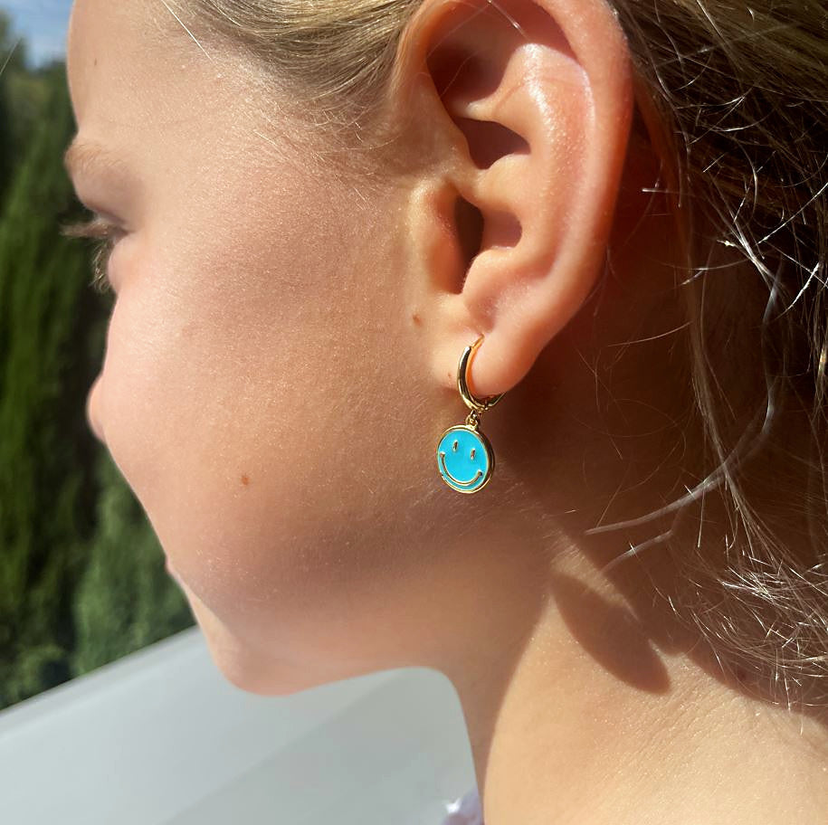 PENDIENTES PAULA. Aros de cobre bañado en oro de 18k con colgante de happy face turquesa ideales para niñas