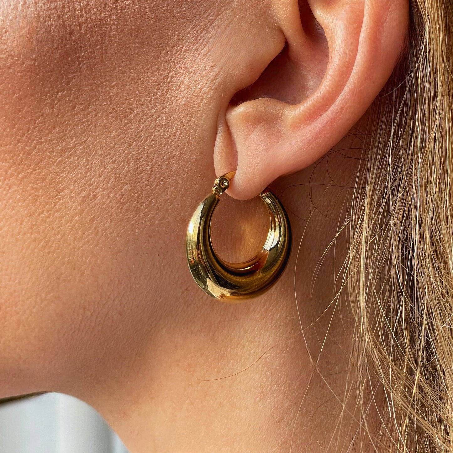 PENDIENTES PILAR. Aros en acero inoxidable bañado en Oro de 18k