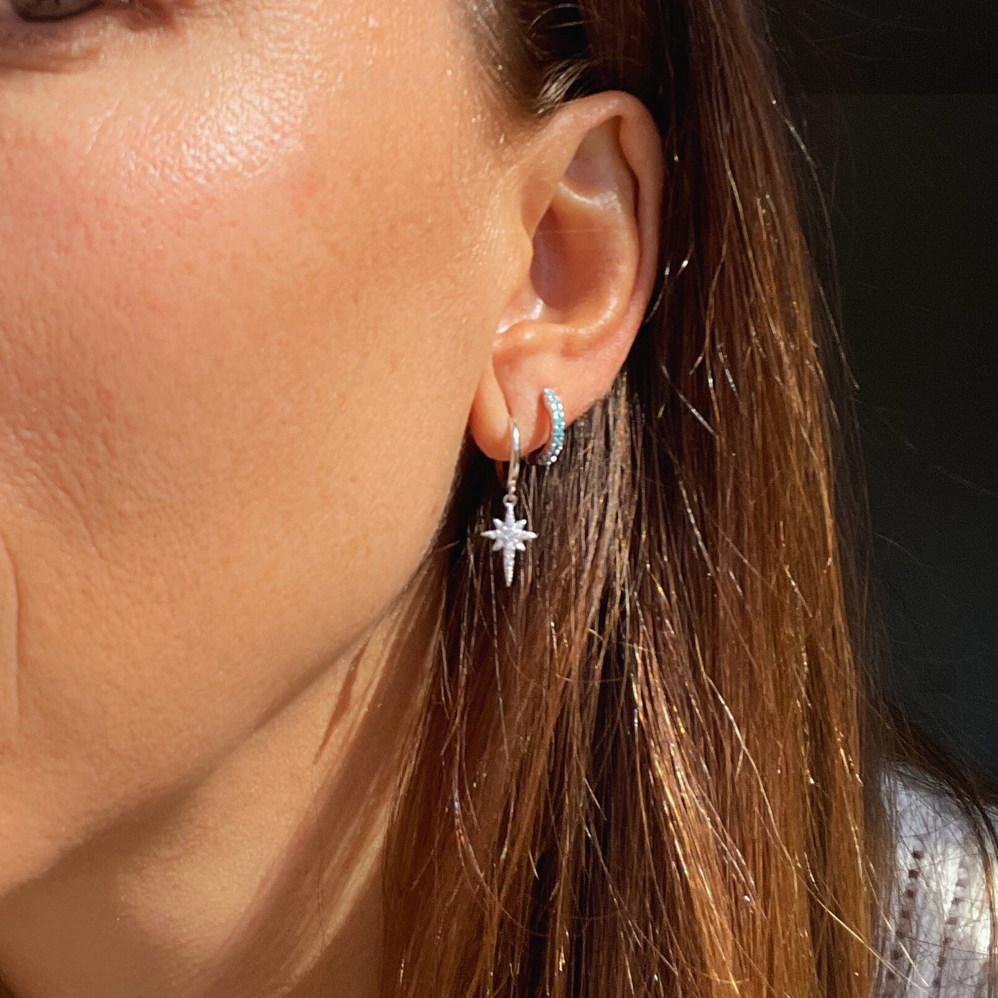 PENDIENTES SARA. Aros de Plata de Ley 925 con colgante de estrella de 8 puntas e incrustaciones de circonitas blancas