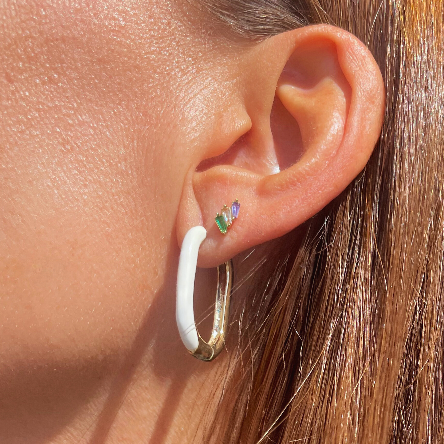 PENDIENTES CAMELIA. Aros rectangulares y dorados esmaltados en color blanco