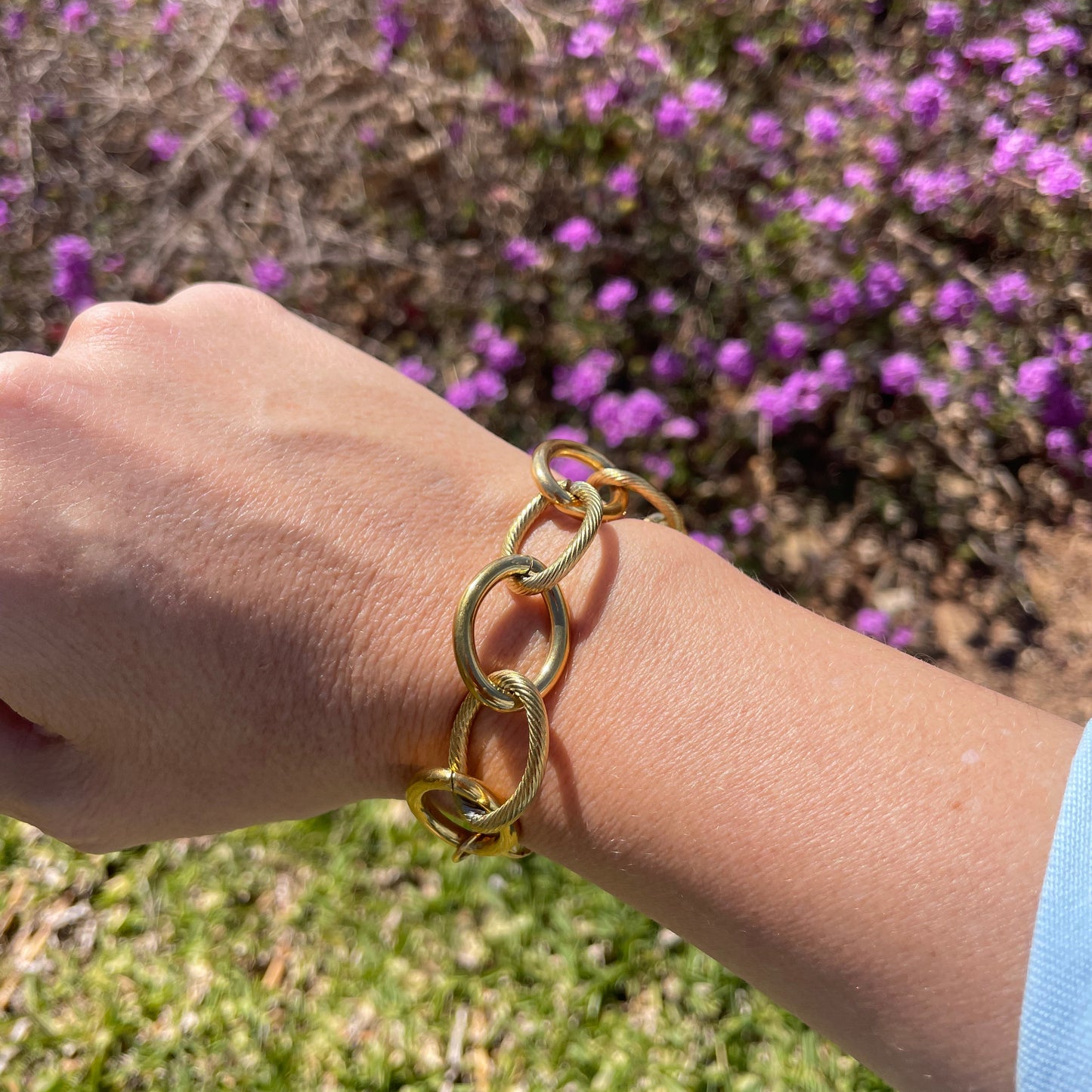 PULSERA BRISA. Pulsera ajustable de acero inoxidable bañado en oro de 18k