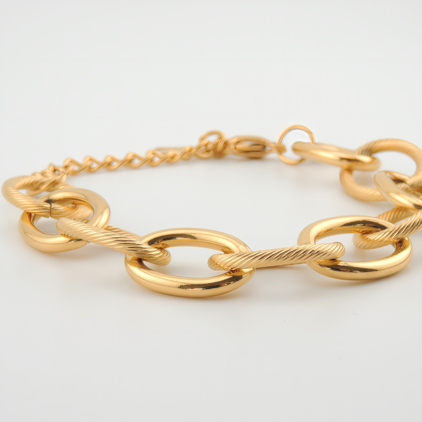 PULSERA BRISA. Pulsera ajustable de acero inoxidable bañado en oro de 18k