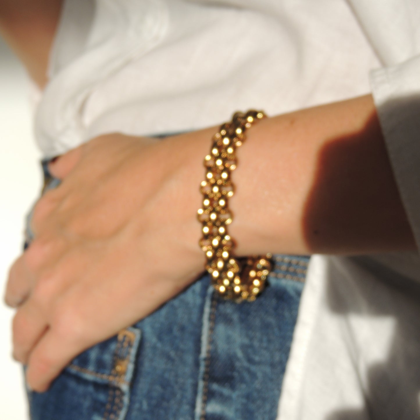 PULSERA NEUS. Pulsera ajustable de acero inoxidable recubierto de titanio