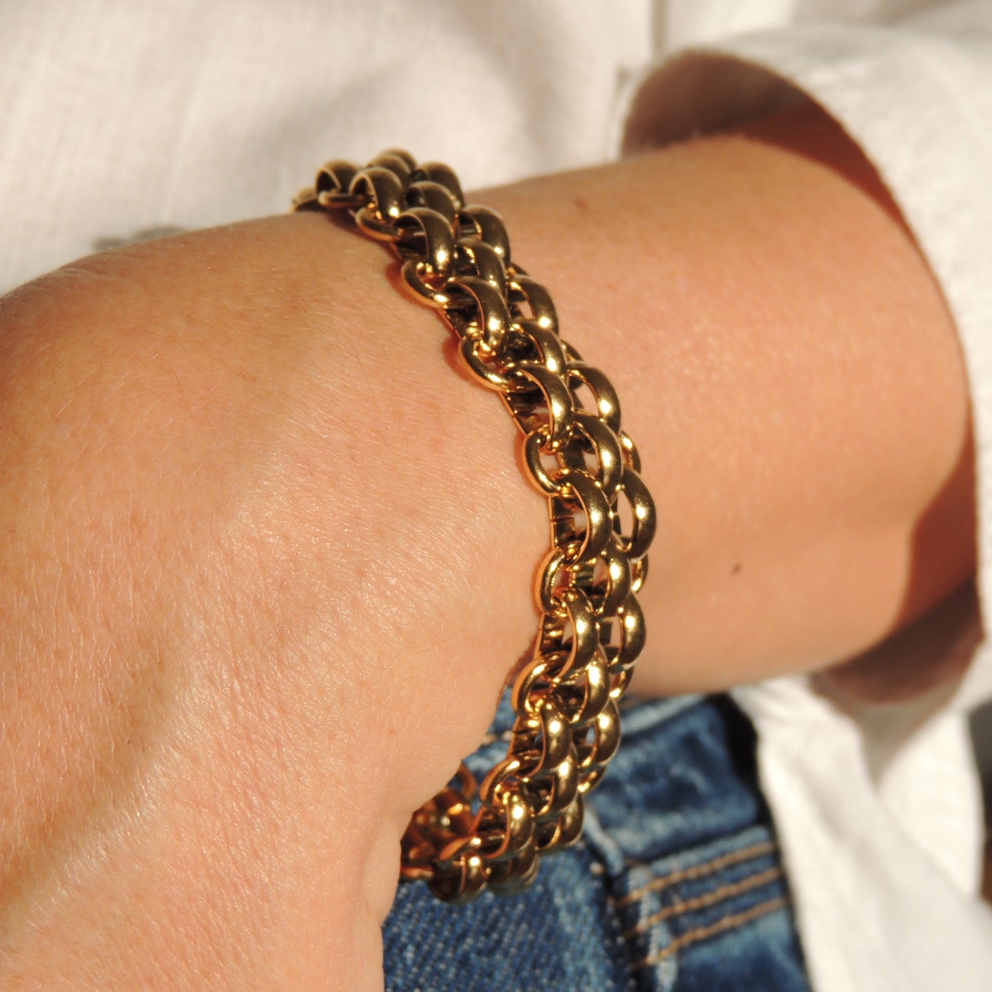 PULSERA NEUS. Pulsera ajustable de acero inoxidable recubierto de titanio