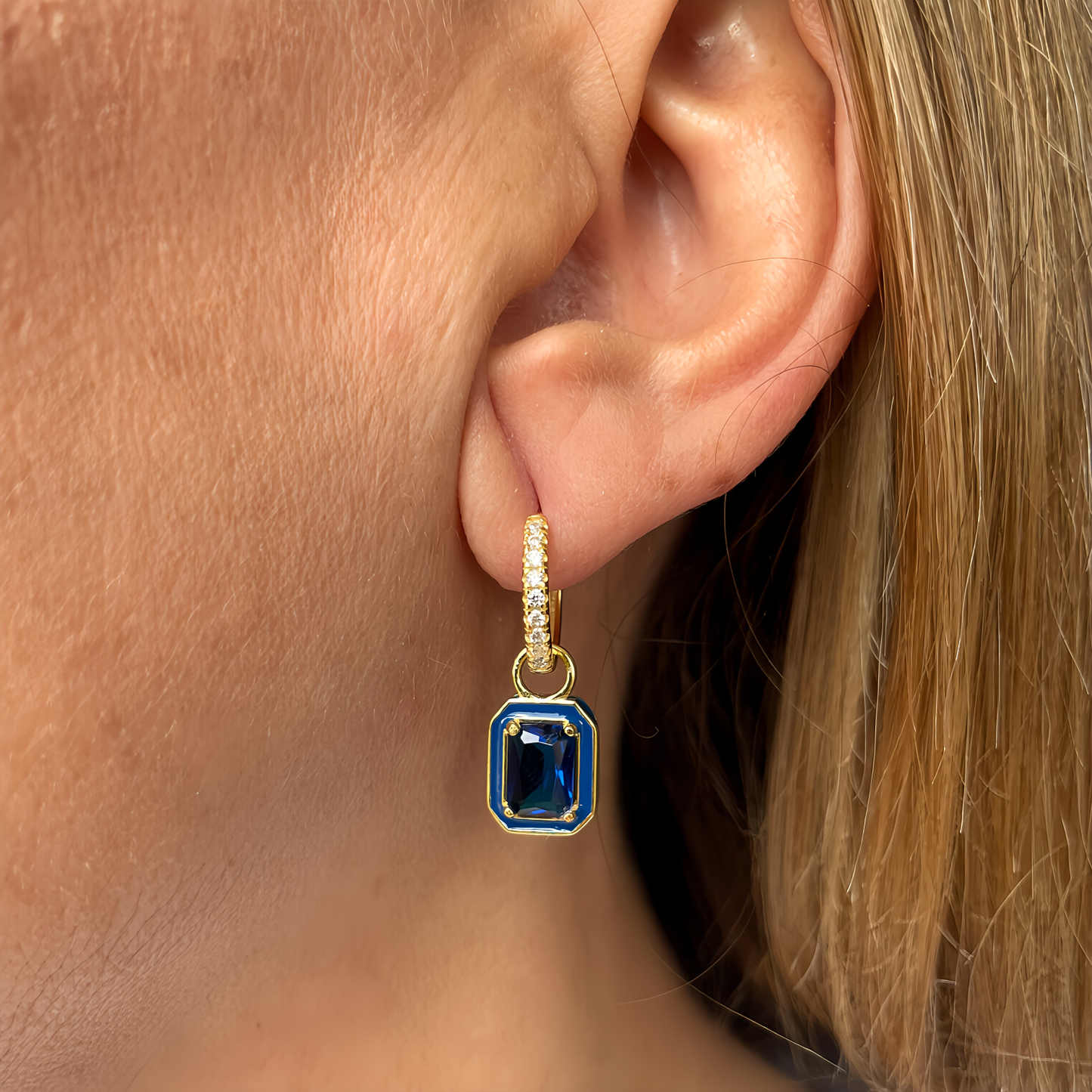 PENDIENTES ARIEL. Aros en plata de ley 925 bañada en oro y circonitas blancas con piedra en color azul