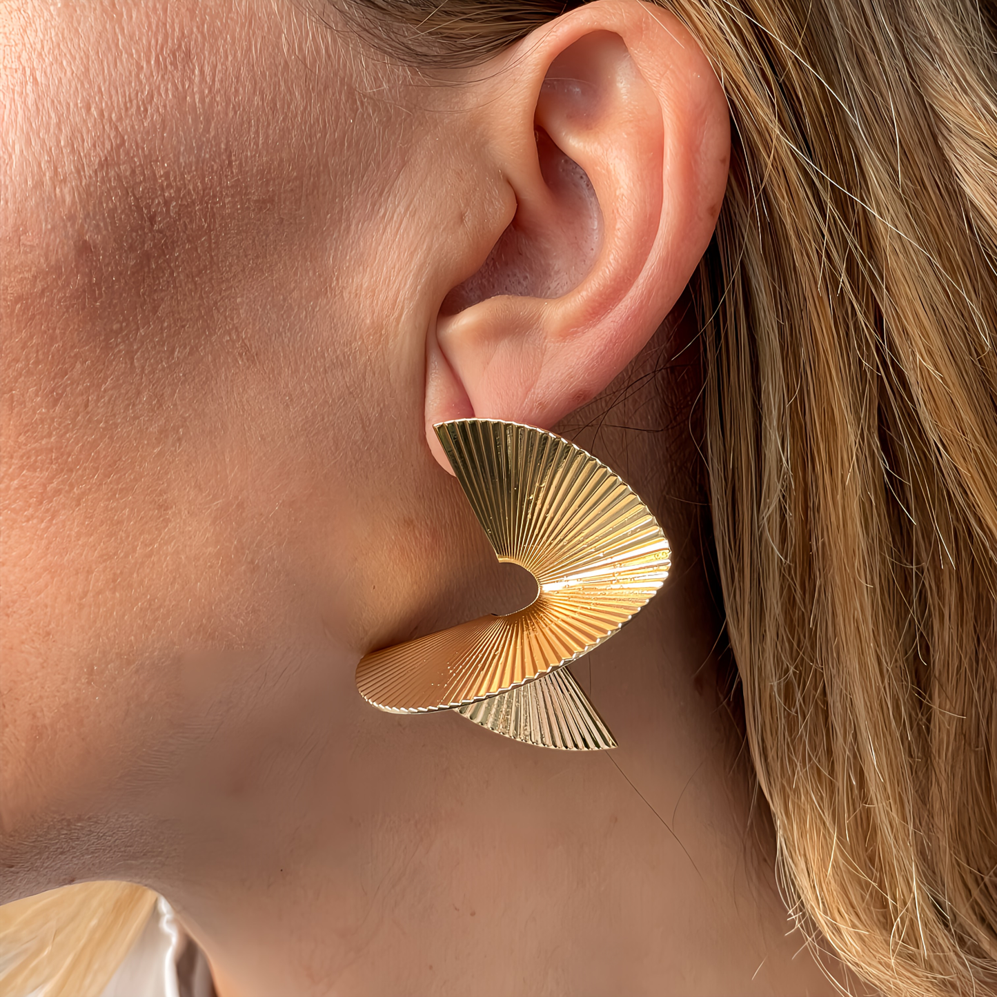 PENDIENTES TOMASA. Pendientes en forma de reloj de arena en color dorado