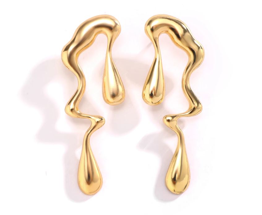 PENDIENTES ELSA. Pendientes largos bañados en oro en forma irregular