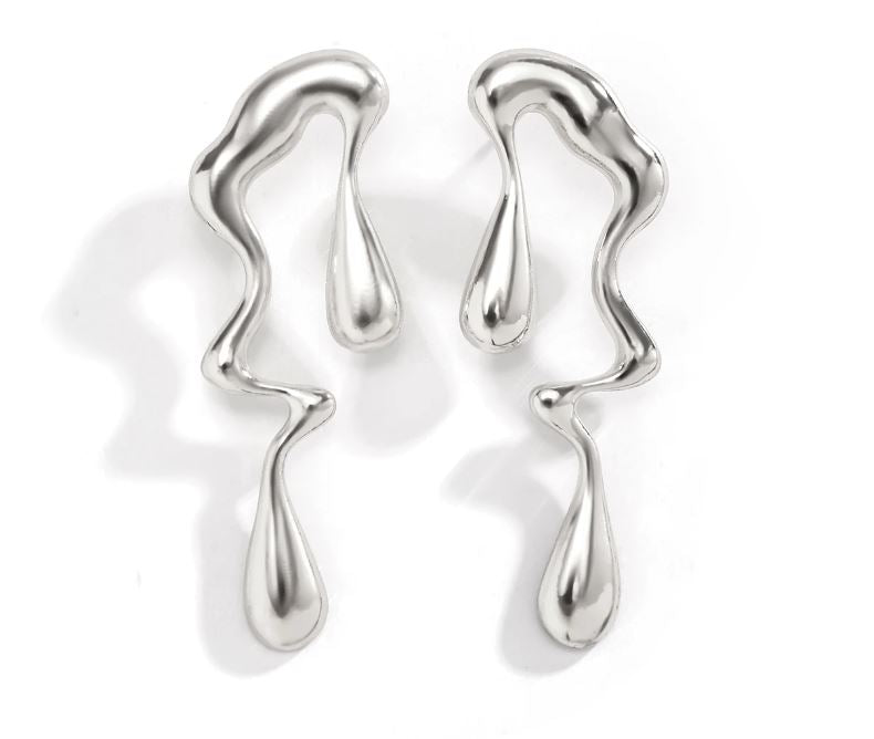 PENDIENTES DANIELA. Pendientes largos en color plata en forma irregular