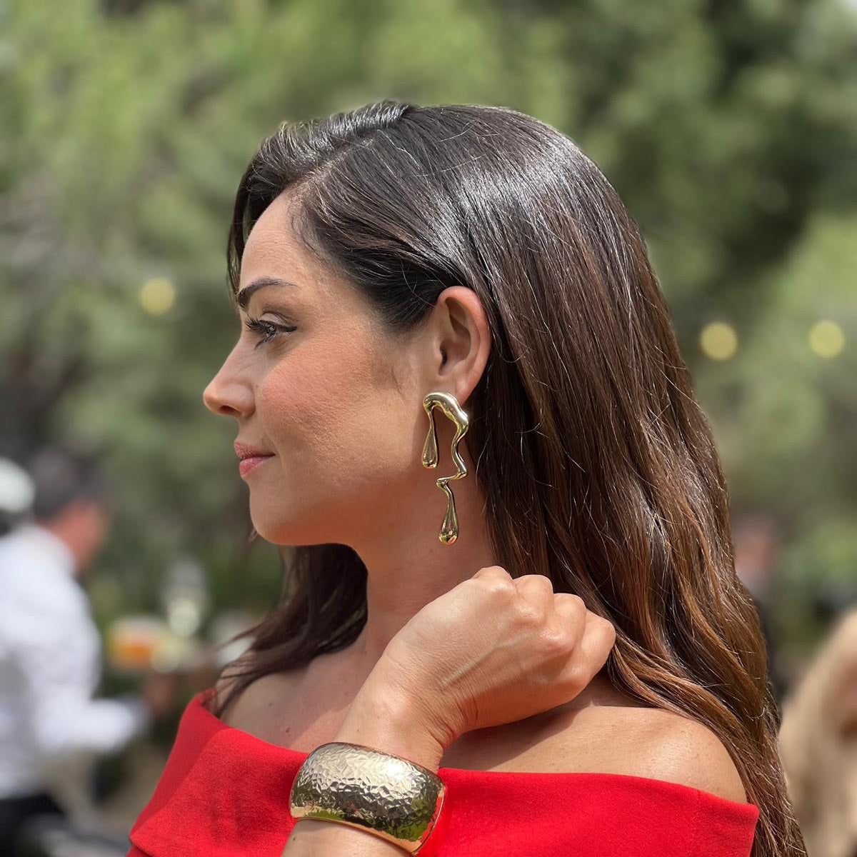 PENDIENTES ELSA. Pendientes largos bañados en oro en forma irregular