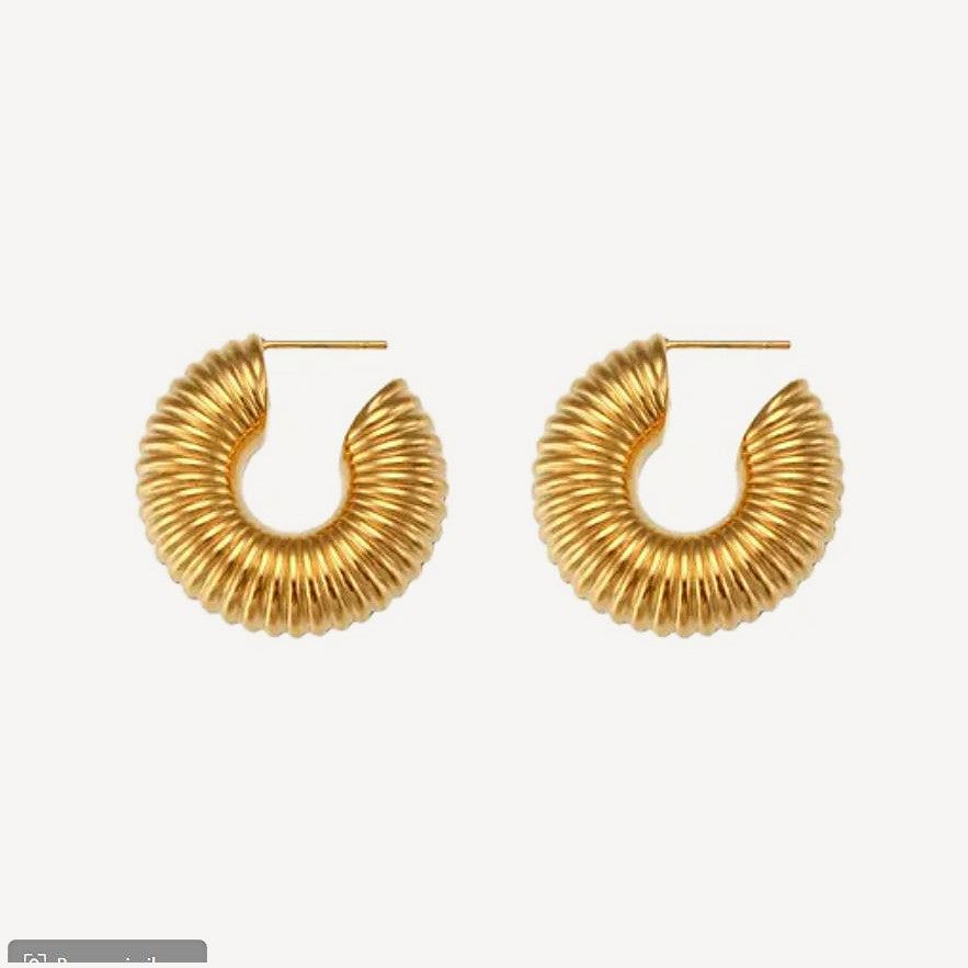 Pendientes Masiel, par de aros con forma de muelle bañados en oro, vista de frente