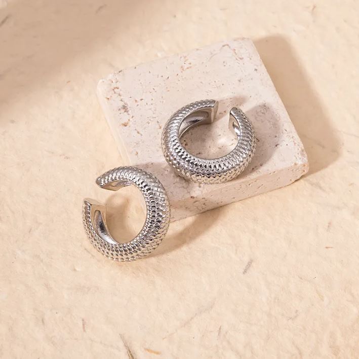 PENDIENTE MILA. Pendiente suelto Ear Cuff de cobre en color plata