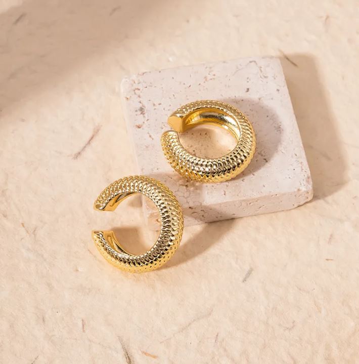 PENDIENTE TEA. Pendiente suelto Ear Cuff de cobre bañado en oro de 18k