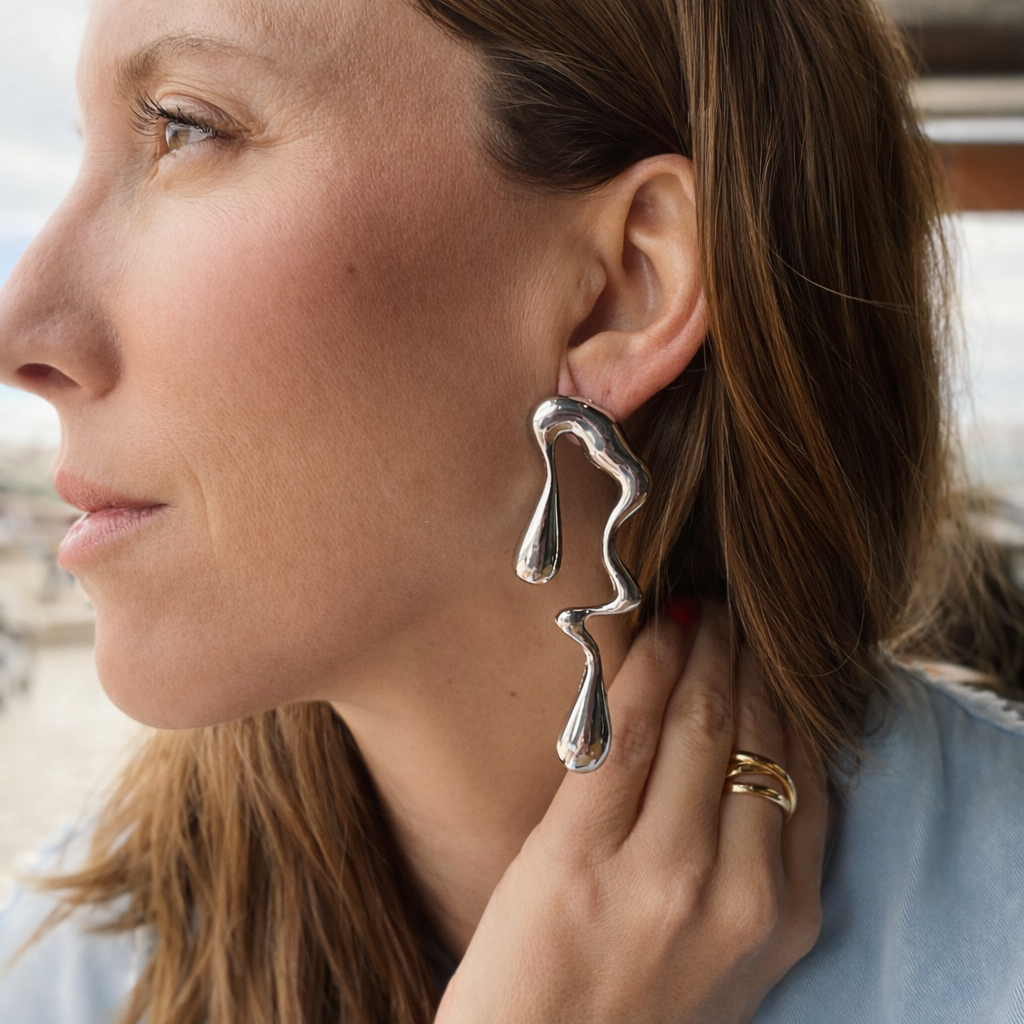 PENDIENTES DANIELA. Pendientes largos en color plata en forma irregular