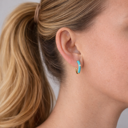 PENDIENTES SILVIA. Aros pequeños en Plata de Ley 925 bañados en oro con esmalte de zircón azul