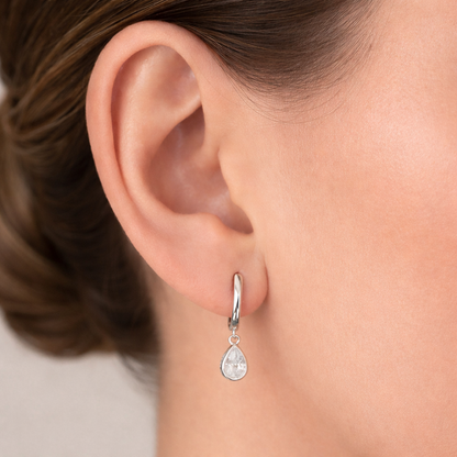 PENDIENTES CELESTE. Pendientes de Plata de Ley 925 con colgante en forma de gota y circonitas blancas