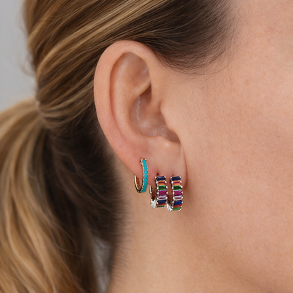 PENDIENTES INES. Aros pequeños en Plata de Ley 925 con barritas de circonitas multicolores