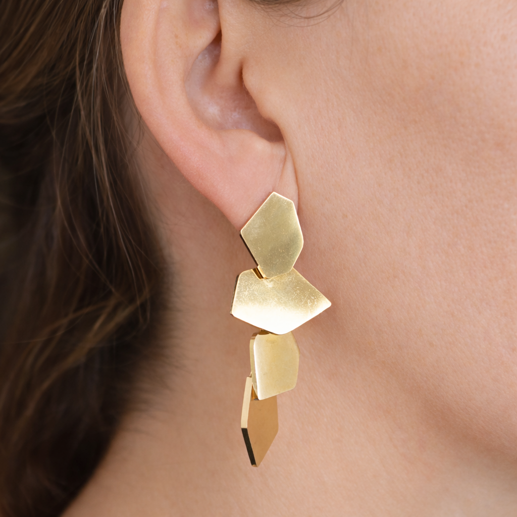 PENDIENTES BLANCA. Pendientes largos de acero inoxidable bañados en oro  perfectos para fiestas