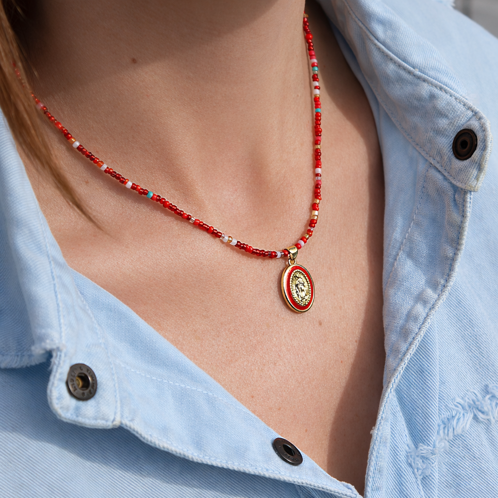 COLLAR MEDALLA VIRGEN FATIMA. Collar de cuentas de colores con medalla de la Virgen