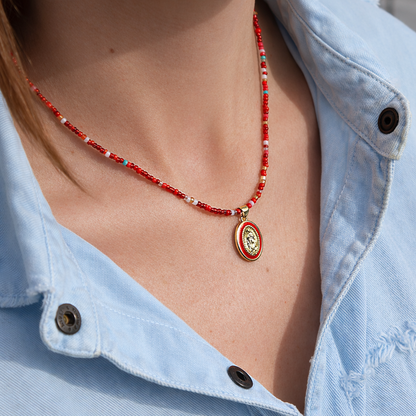 COLLAR MEDALLA VIRGEN FATIMA. Collar de cuentas de colores con medalla de la Virgen