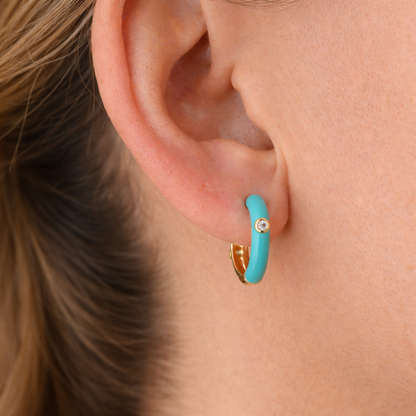 PENDIENTES SILVIA. Aros pequeños en Plata de Ley 925 bañados en oro con esmalte de zircón azul