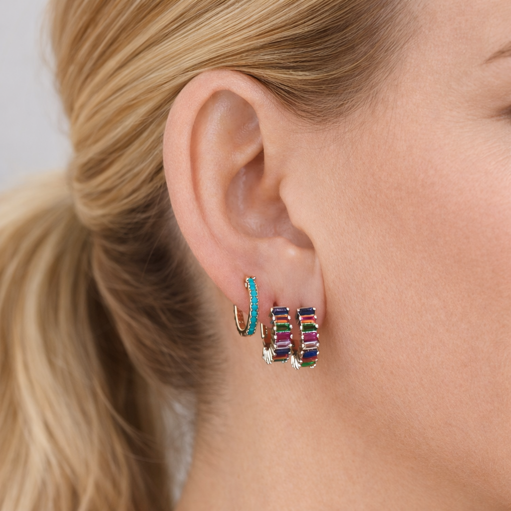 PENDIENTES CELIA. Aros en Plata de Ley 925 bañada en Oro de 18k con circonitas talladas en color azul turquesa