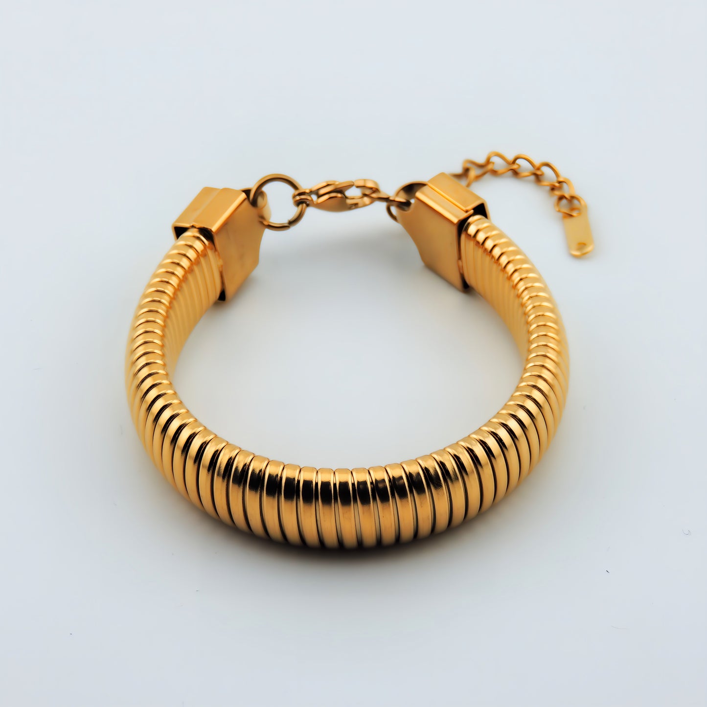 PULSERA CALA. Pulsera ajustable elástica de acero inoxidable bañado en oro