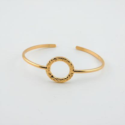 BRAZALETE MACARENA. Brazalete rígido ajustable de acero inoxidable bañado en oro de 18k